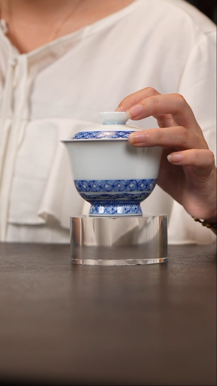 青花铜钱纹盖碗 