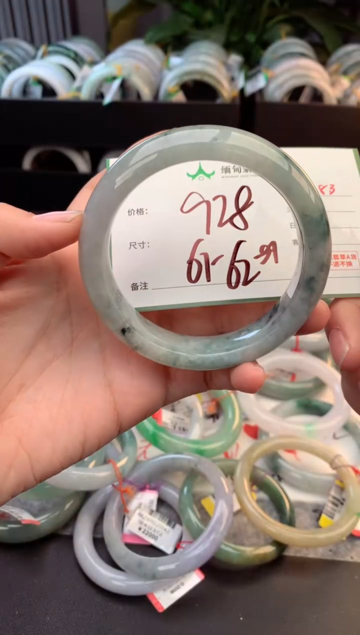 未镶嵌定制翡翠毛货需精细抛光+多人