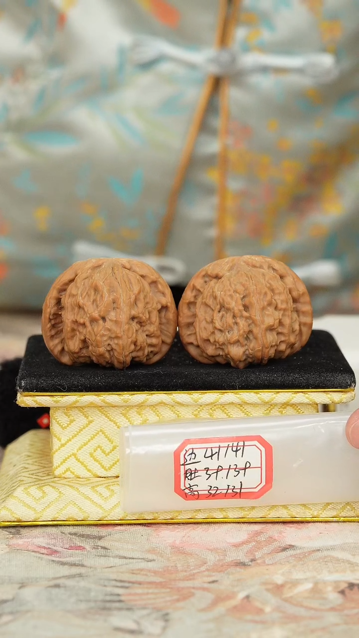 【闪购商品】文玩核桃把件白狮子有修