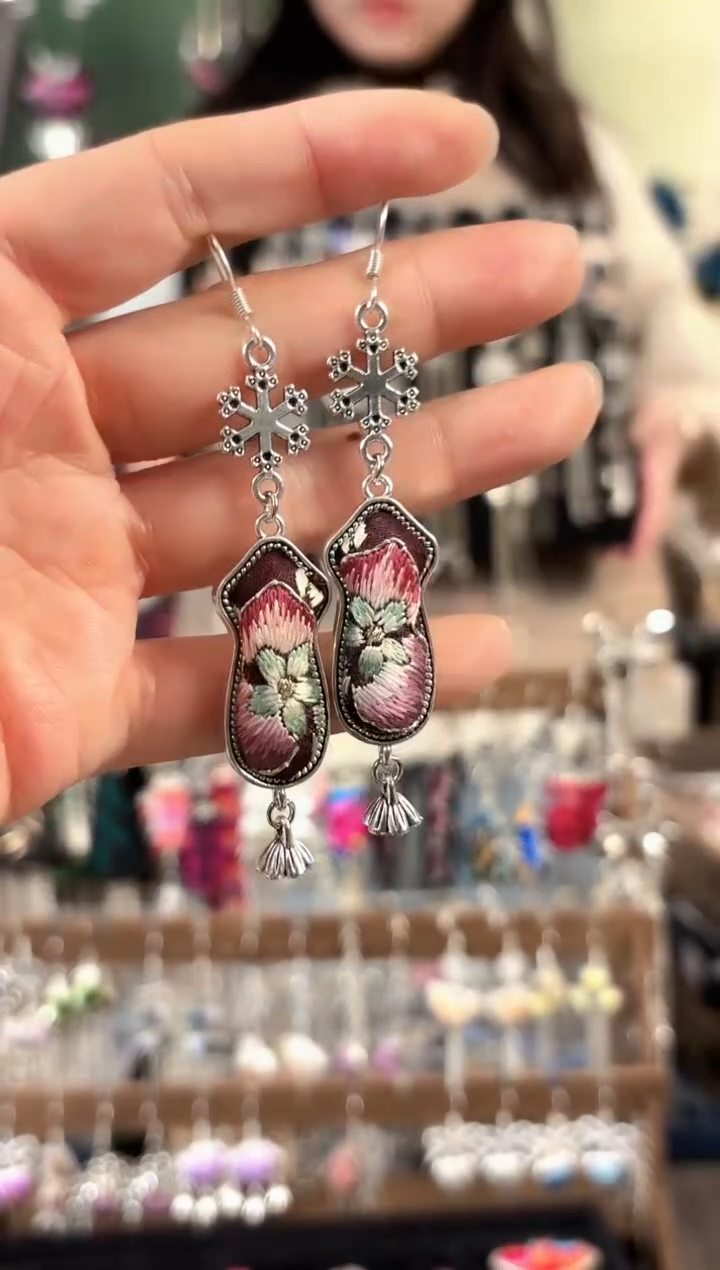 彩云南阁非遗老绣饰品541*