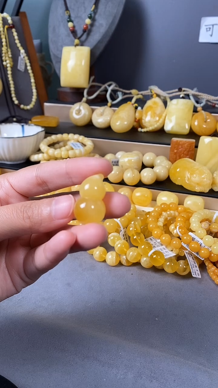 裸石琥珀未镶嵌葫芦雕刻件