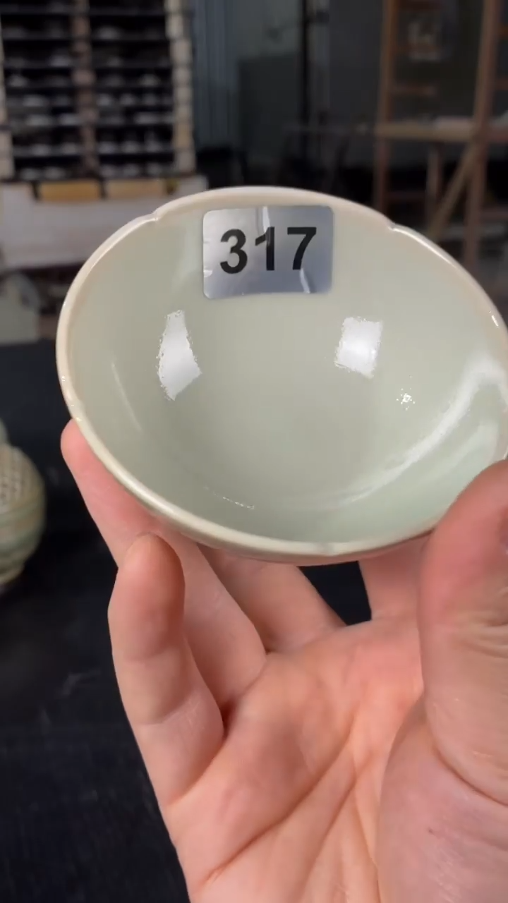 耀州窑月白釉葵口杯