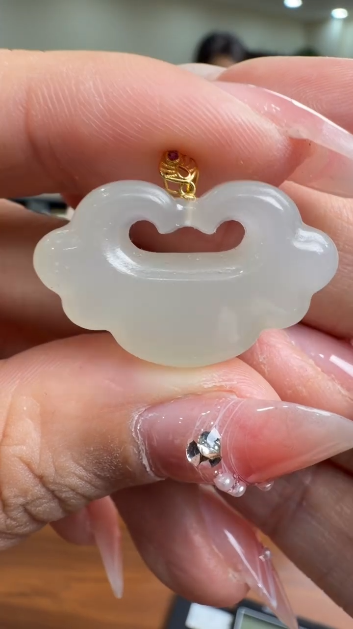 颈饰18K金镶嵌和田玉防****租挂件