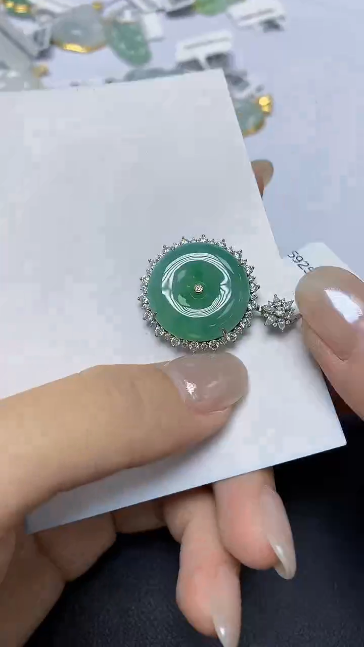 翡翠18K金镶嵌颈饰天然缅甸翡翠A货