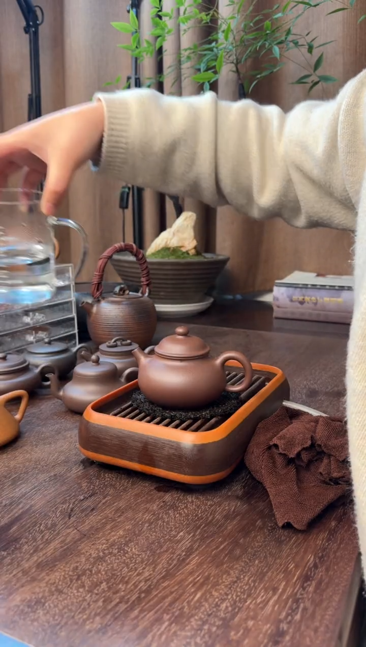 茶壶紫砂容天-半手工制作-平台底槽青-40目-容量：150CC
