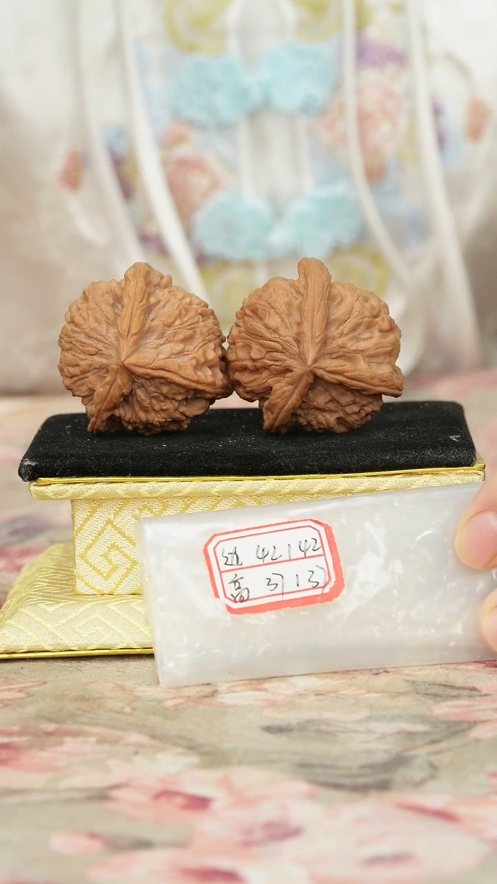 把件文玩核桃公红狮子头三棱