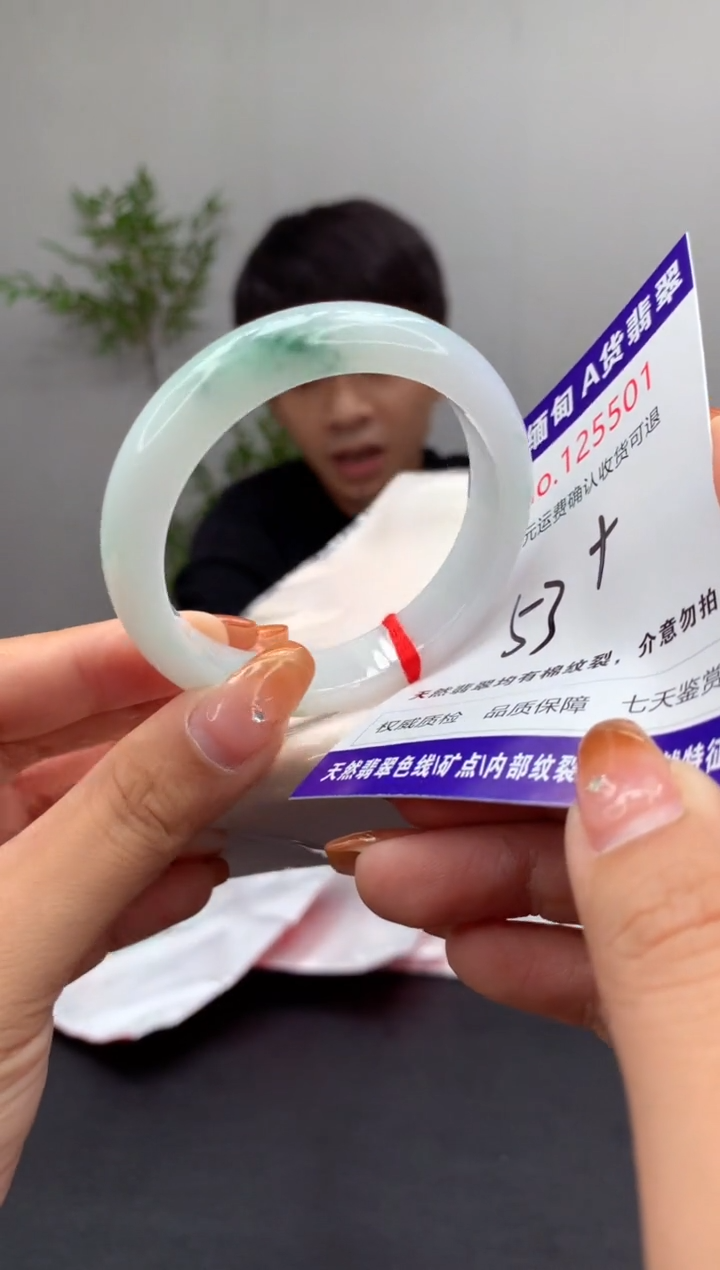 未镶嵌手镯翡翠有纹，完美者勿拍