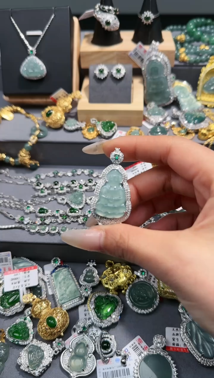 【闪购商品】翡翠吊坠(赠链)未镶嵌天然翡翠A货