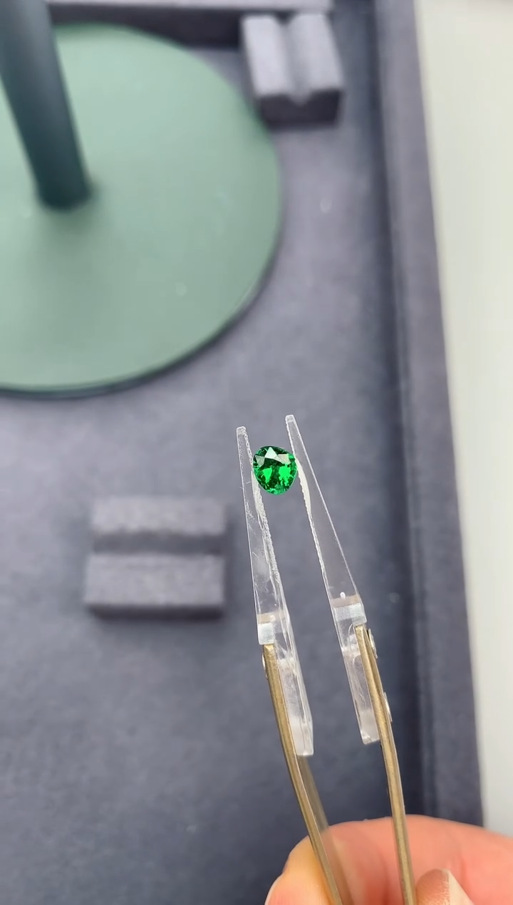 【闪购商品】石榴石裸石未镶嵌70分沙弗莱