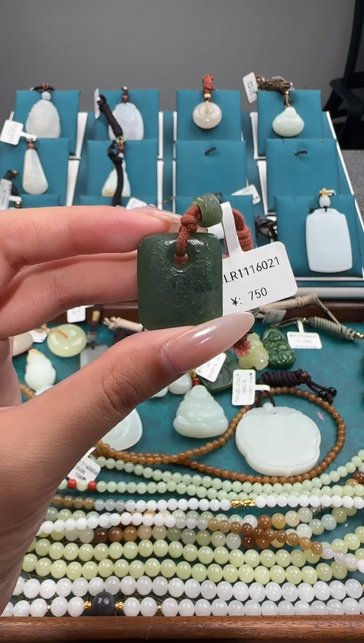 颈饰未镶嵌和田玉吊坠 LR