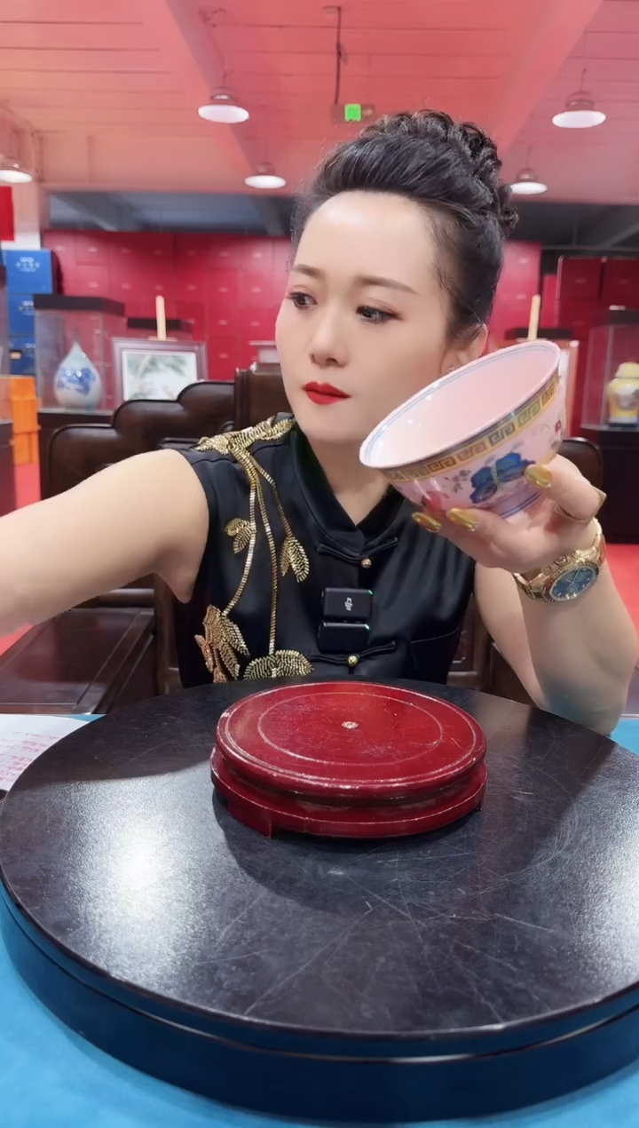 陶瓷红稀土回文蝴蝶碗