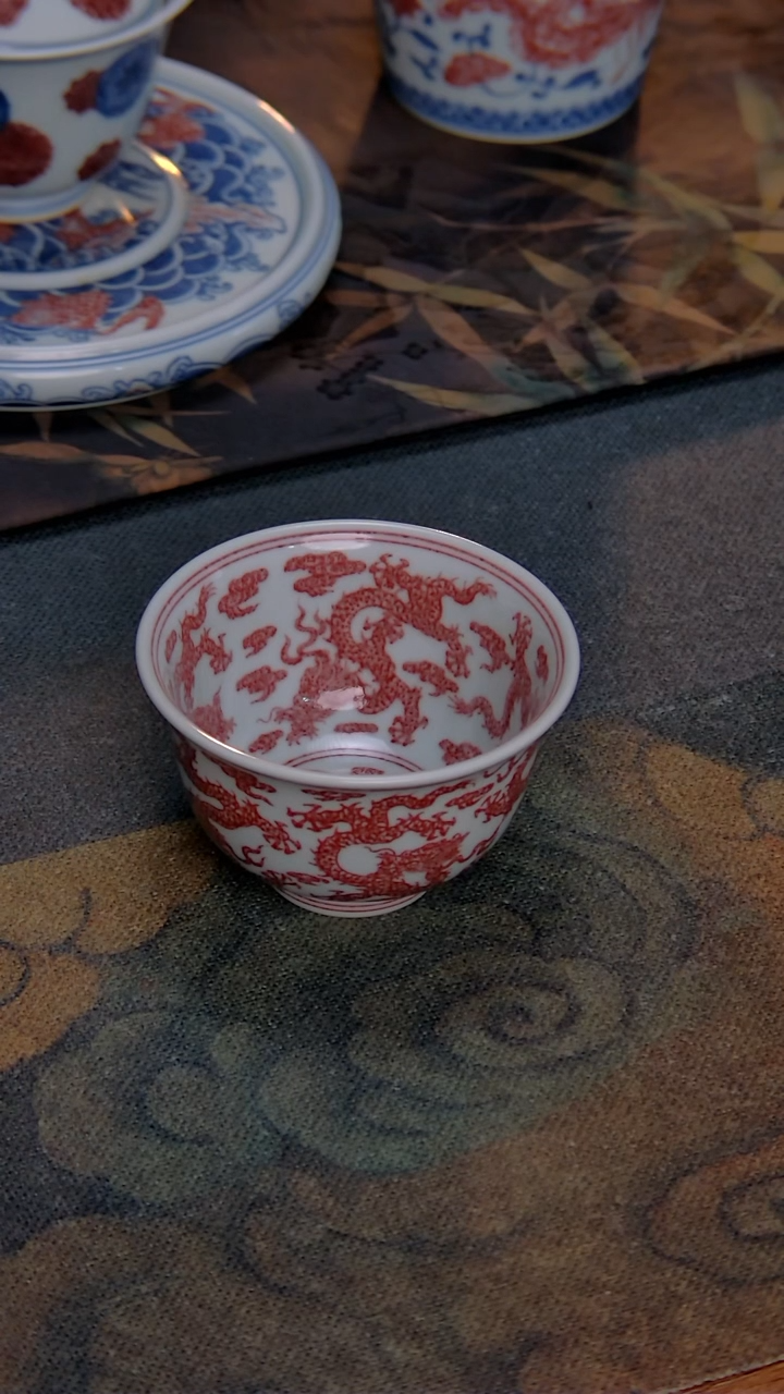 【闪购商品】贵红窑釉里红满工九龙纹元宝杯