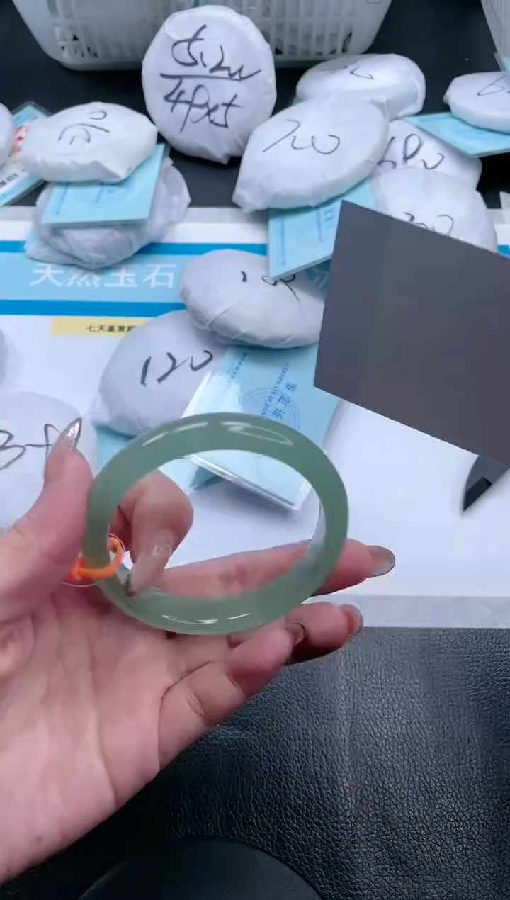 【闪购商品】石英质玉手镯未镶嵌12V357-56