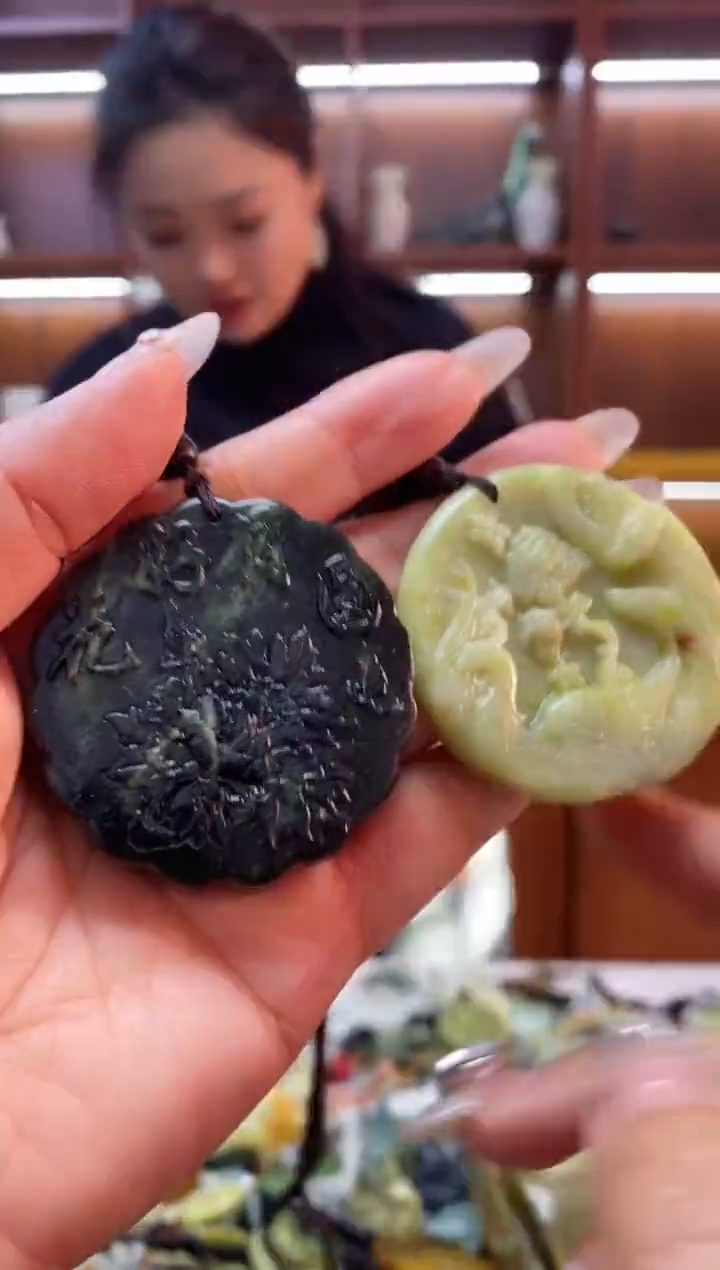 未镶嵌蛇纹石玉挂件 