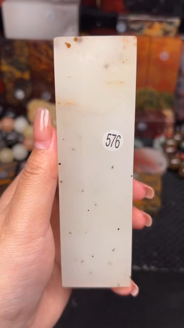 玉桂林鸡血玉摆件 编号：576