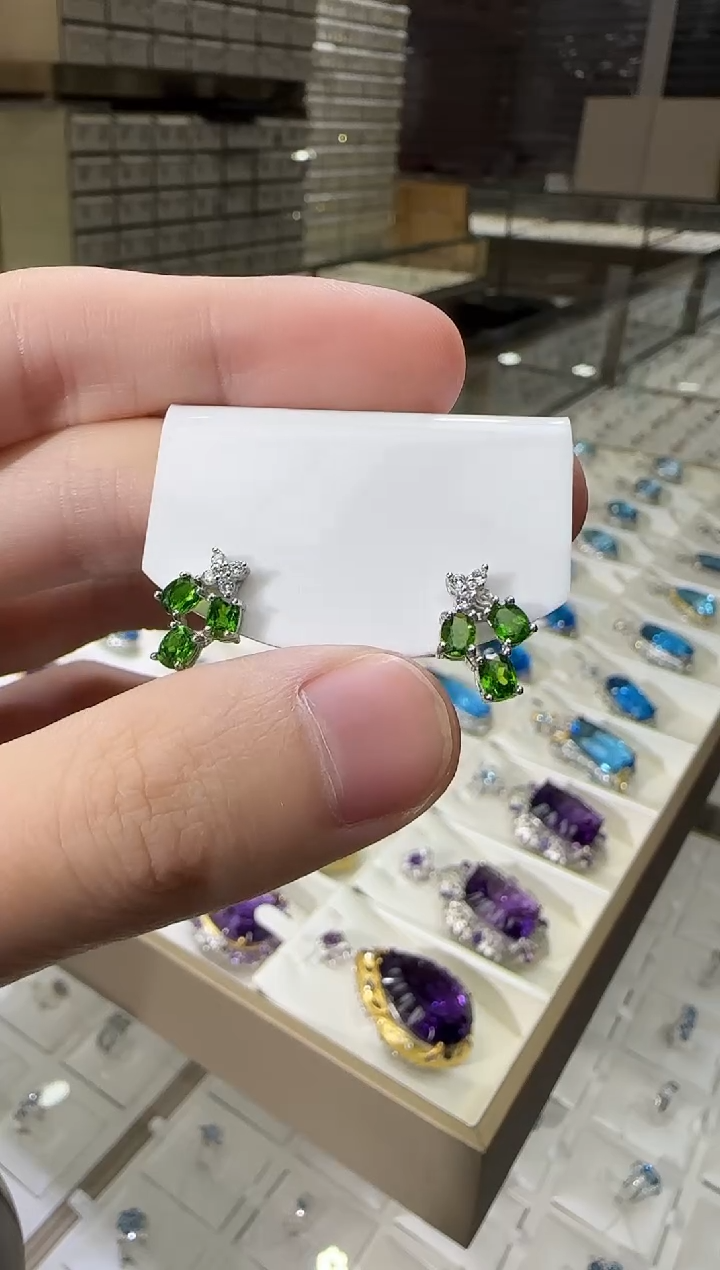 银S925镶嵌透辉石耳钉9mm简约款