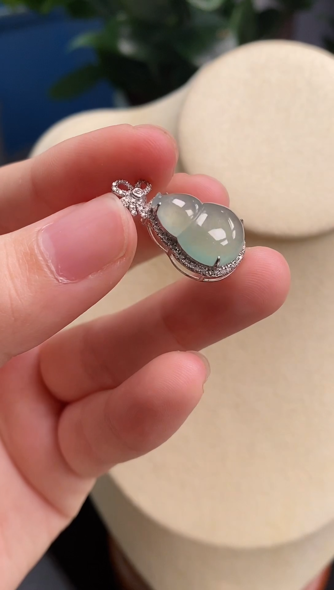 翡翠18K金镶嵌颈饰葫芦吊坠