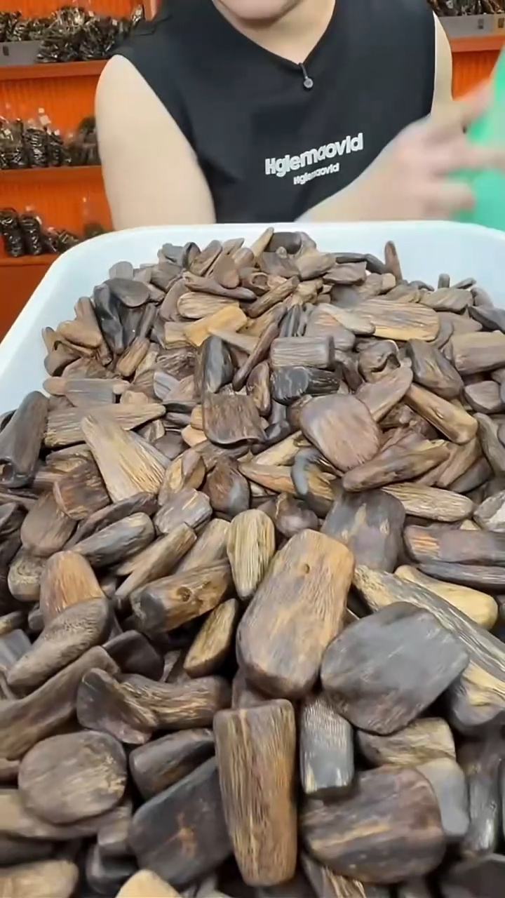 沉香吊坠96号文莱小黑棍发两个多样性发一