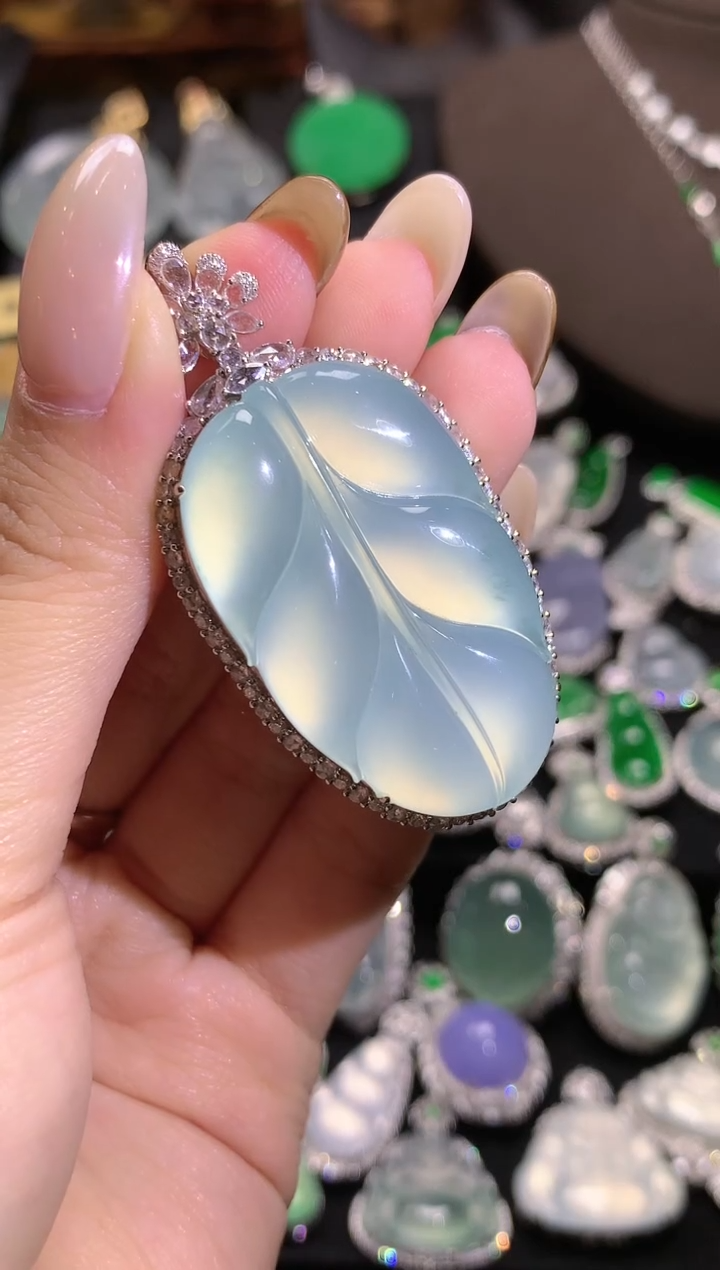 颈饰18K金镶嵌翡翠翡翠叶子