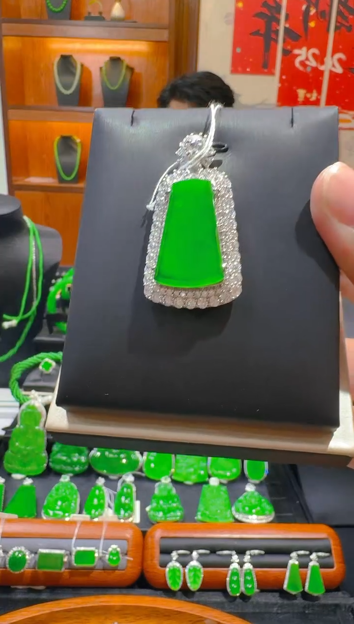 【闪购商品】翡翠吊坠(赠链)银S925镶嵌天然A货翡翠