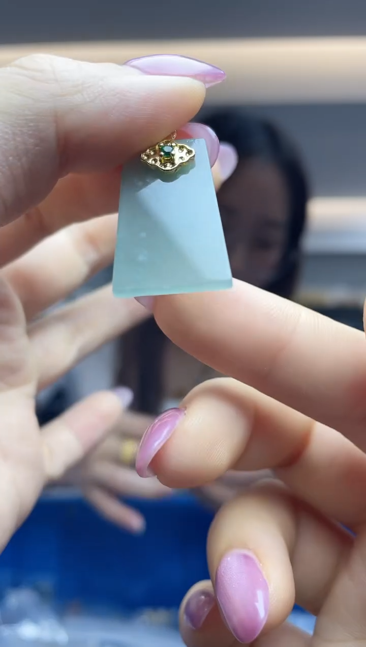 翡翠未镶嵌颈饰（多样性发一件）