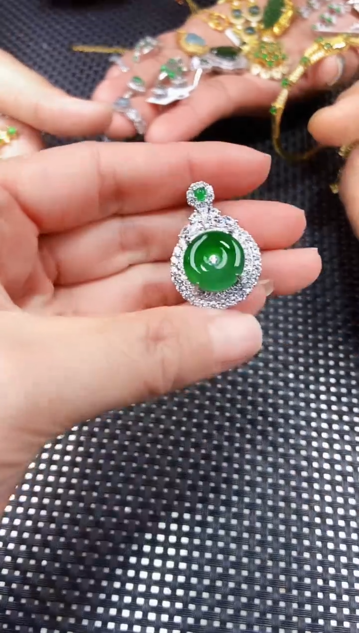 【闪购商品】翡翠颈饰未镶嵌11111111