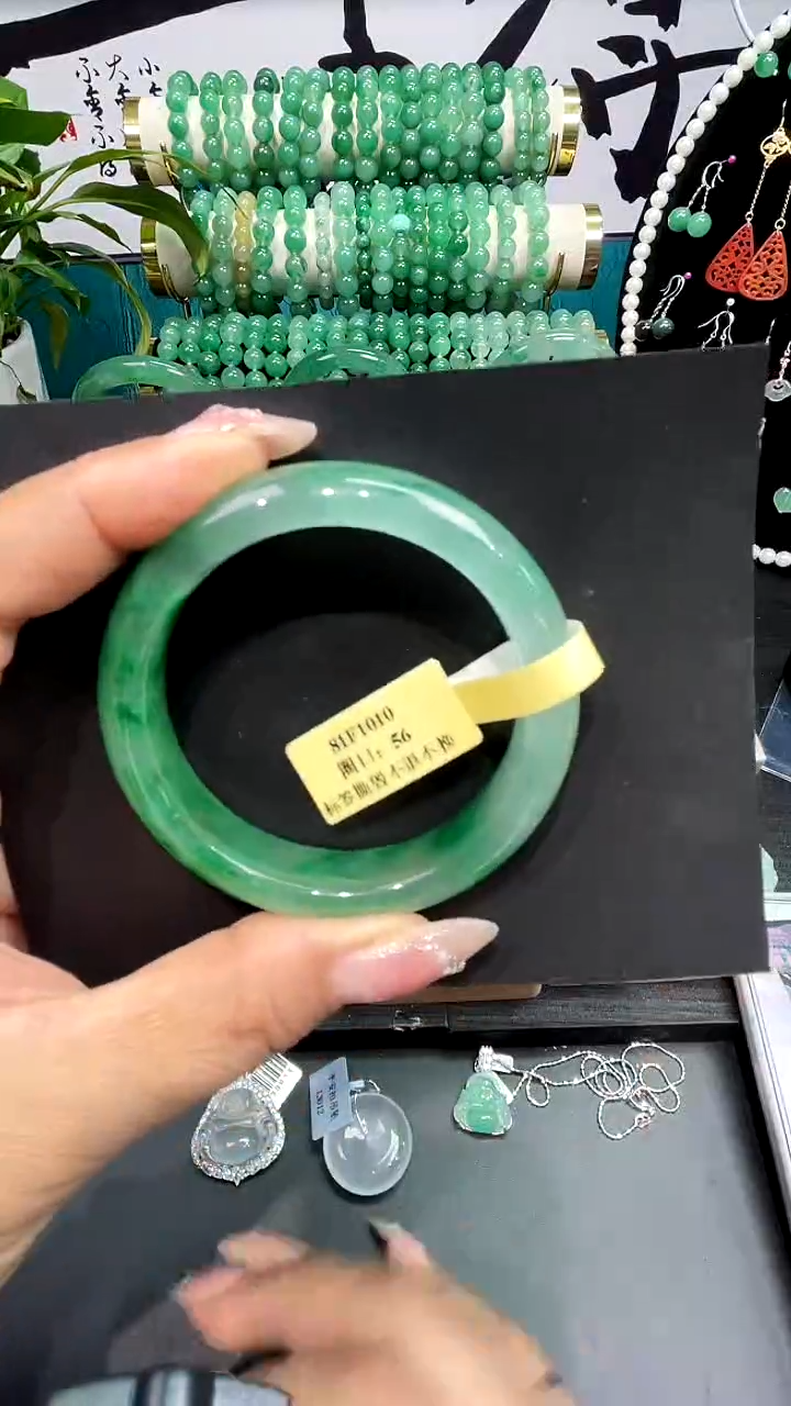 未镶嵌手镯石英质玉（非洲翠）手镯