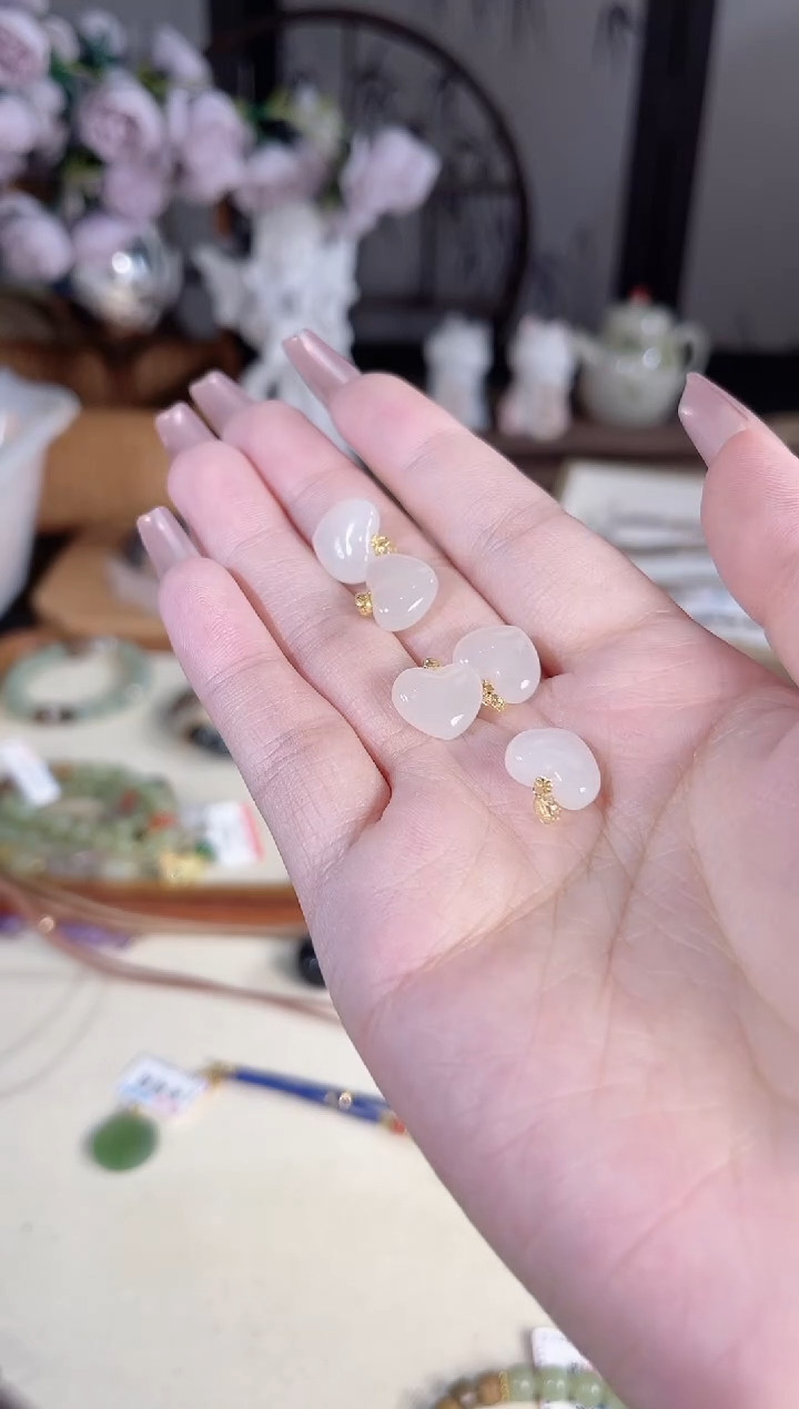 和田玉18K金镶嵌吊坠(不含链)多样性发货其一默认天然特征