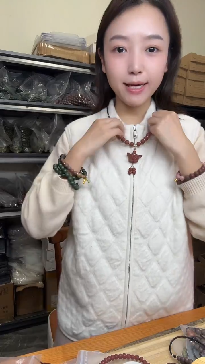 泥塑红麝息肌1.0项链蝴蝶牌