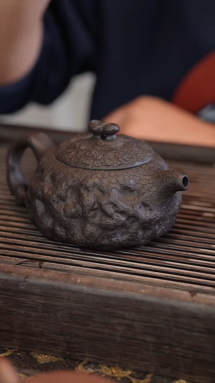 茶壶紫砂供春 黑金砂 260cc