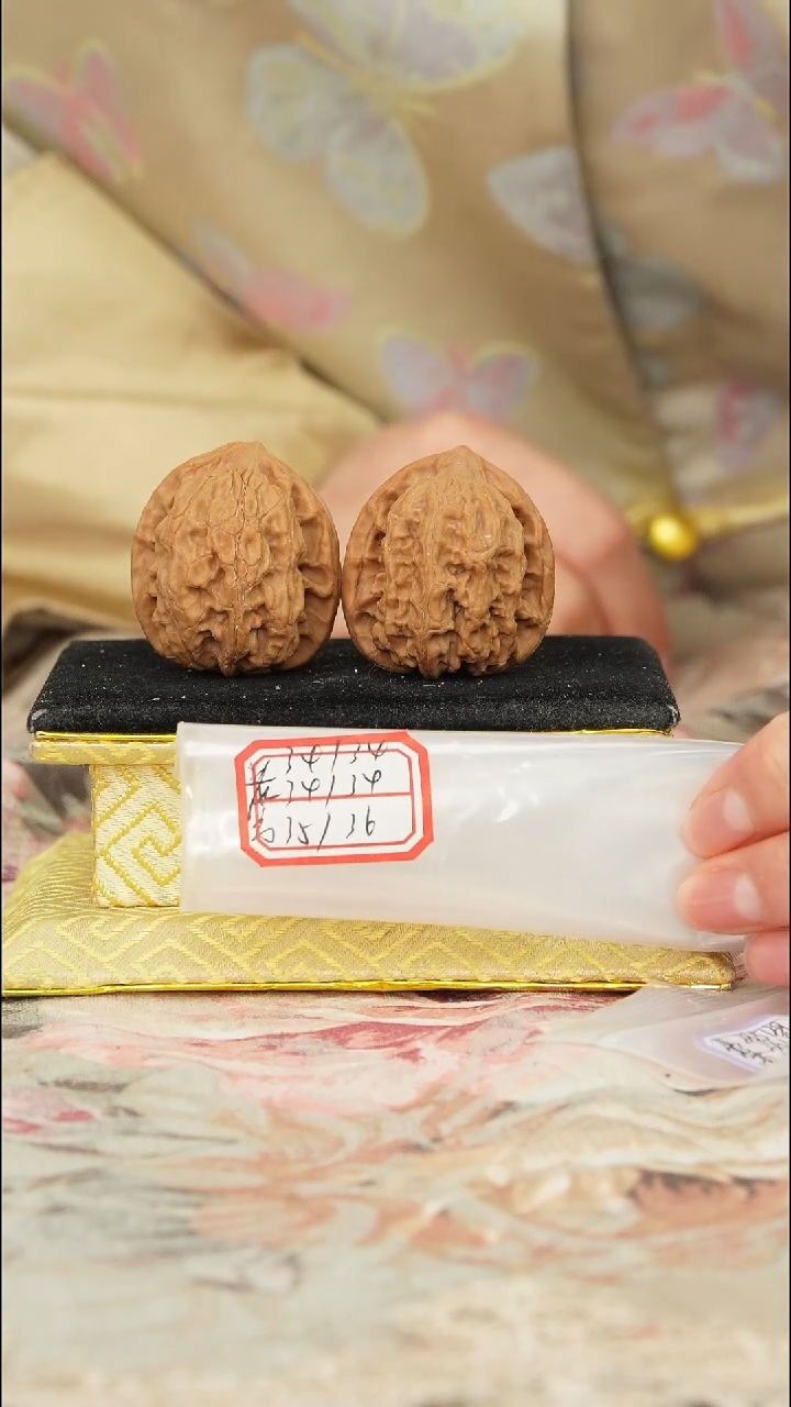 【闪购商品】文玩核桃把件梨木台