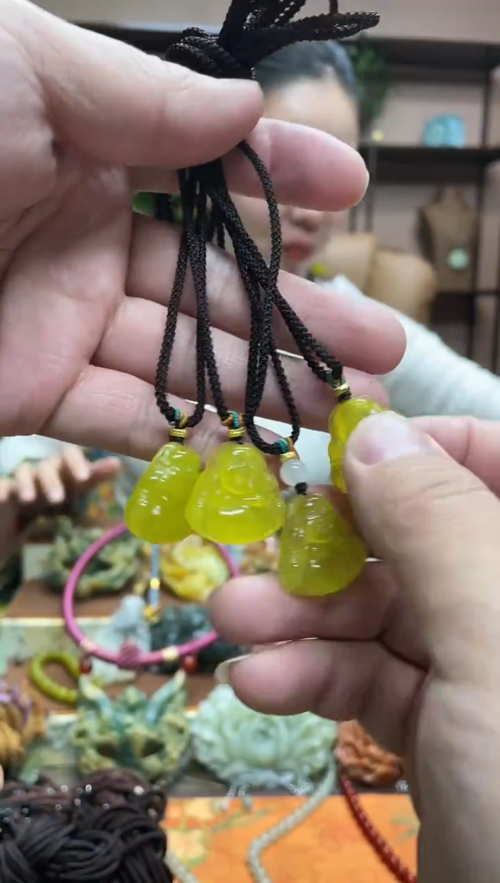 未镶嵌岫玉颈饰多样性发货发其中之一