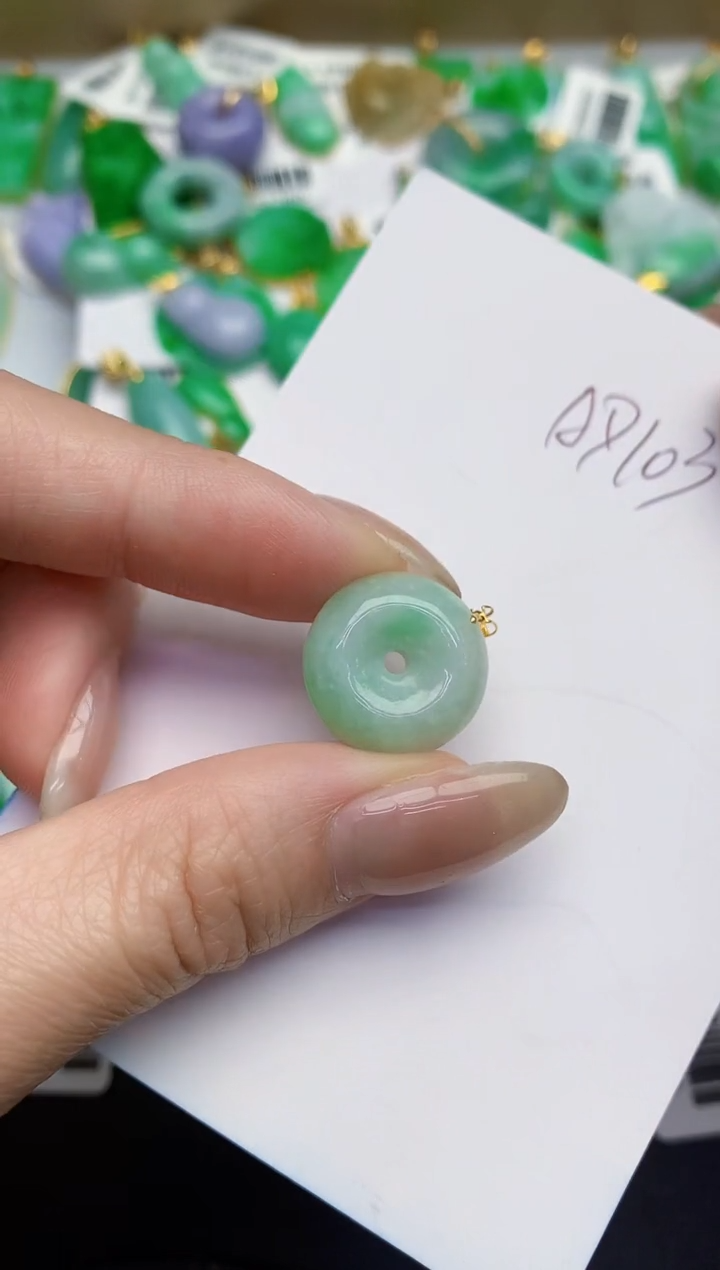 翡翠18K金镶嵌颈饰缅甸天然翡翠A货