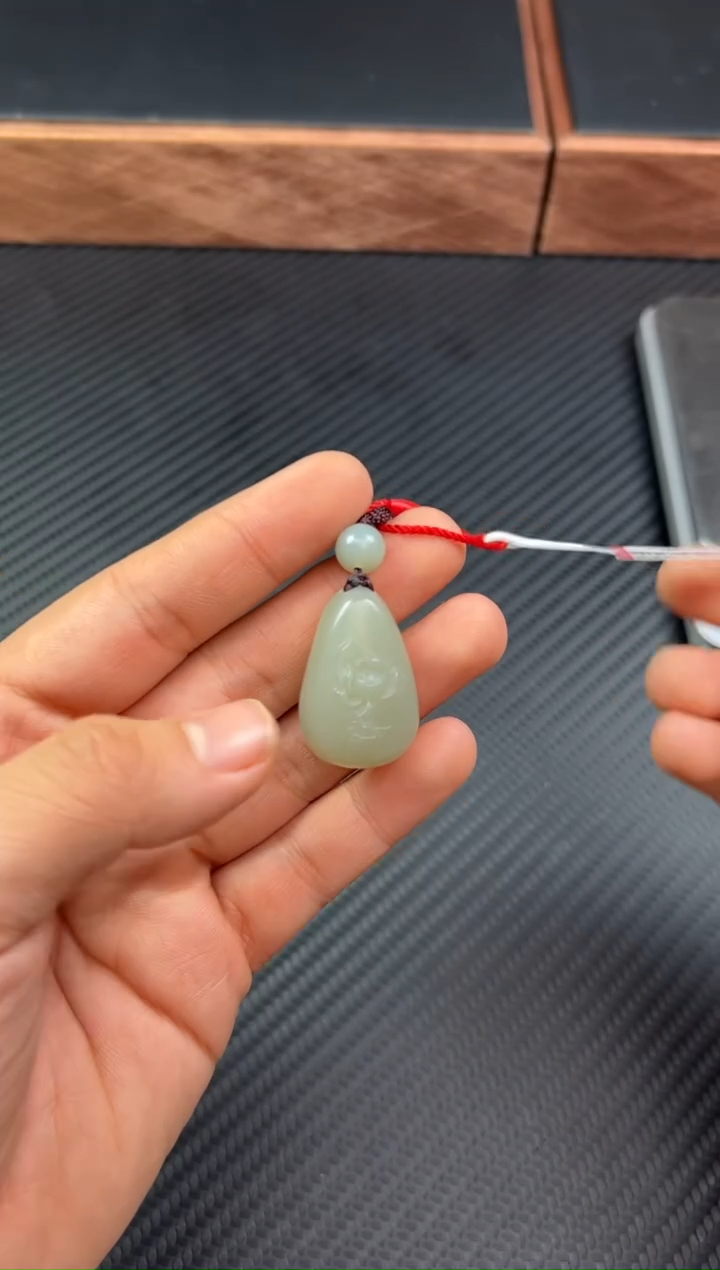 【闪购商品】和田玉吊坠(赠链)未镶嵌且末微色差近矿