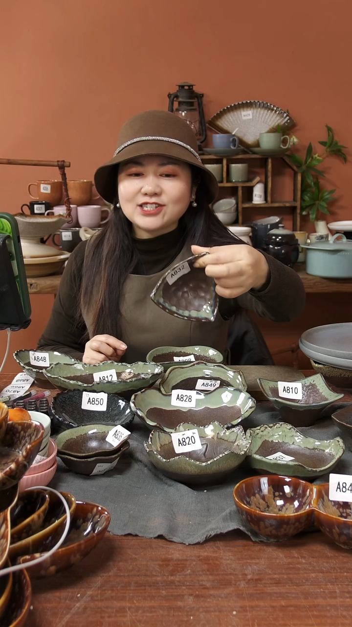 陶瓷A832 一只三足三角锤纹碟微瑕