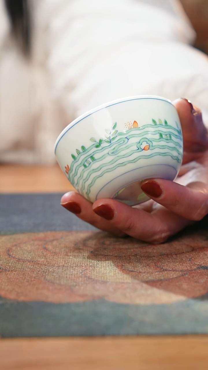 【闪购商品】青花斗彩落花流水卧足杯