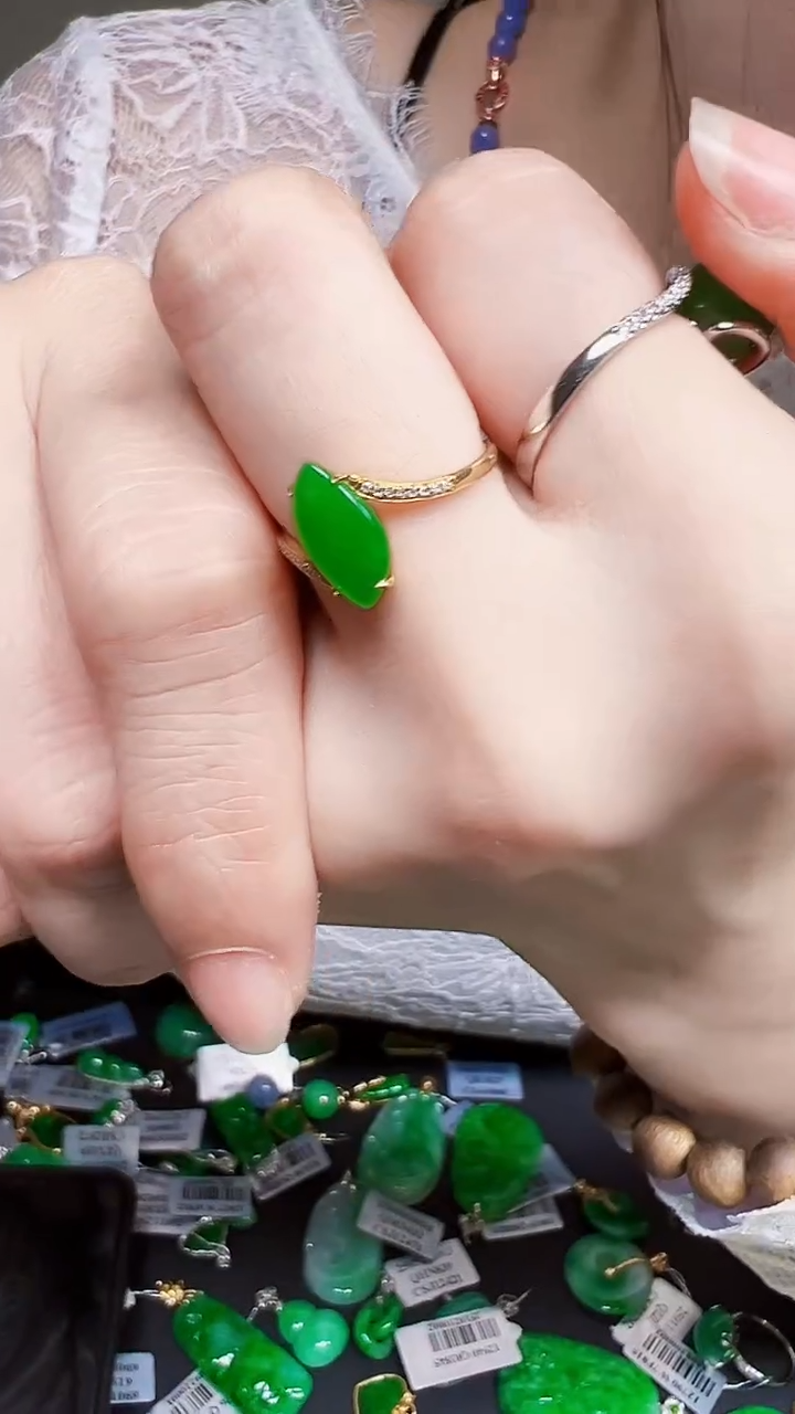 颈饰18K金镶嵌翡翠戒指