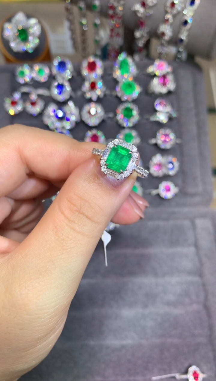 18K金镶嵌戒指祖母绿1.25CT