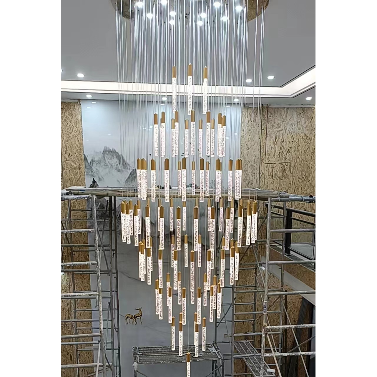 别墅复式楼自建房挑空大厅吊灯跃层楼中楼轻奢简约楼梯后现代吊灯