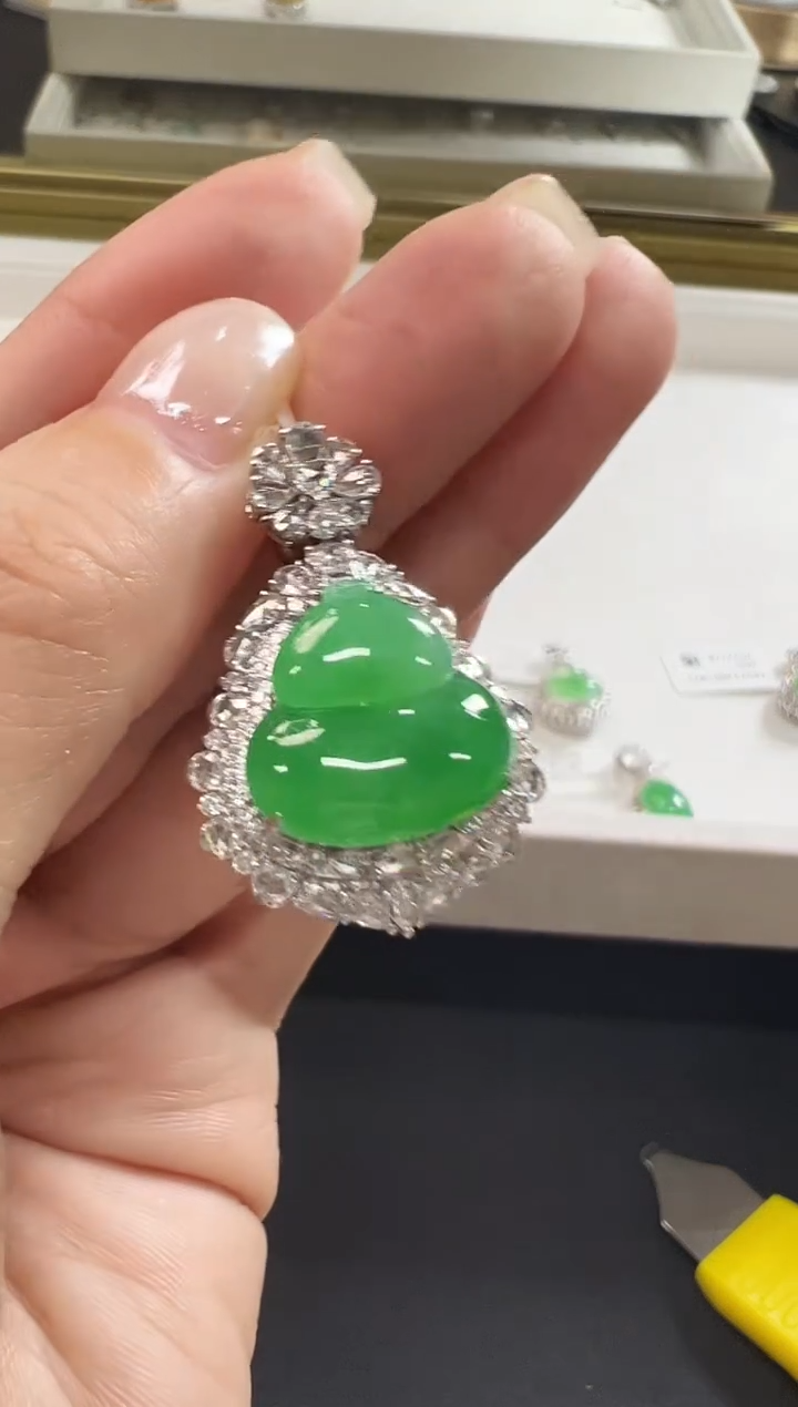 颈饰18K金镶嵌翡翠KYP1205-010