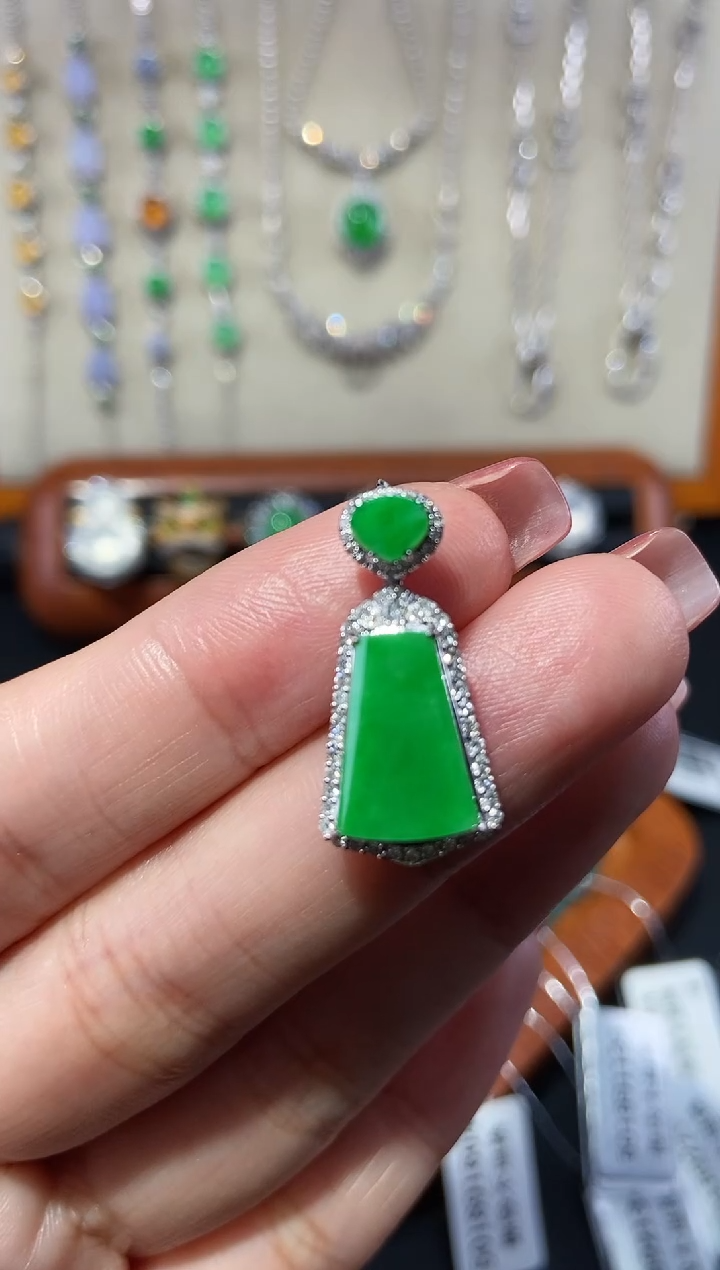 【闪购商品】翡翠颈饰18K金镶嵌吊坠