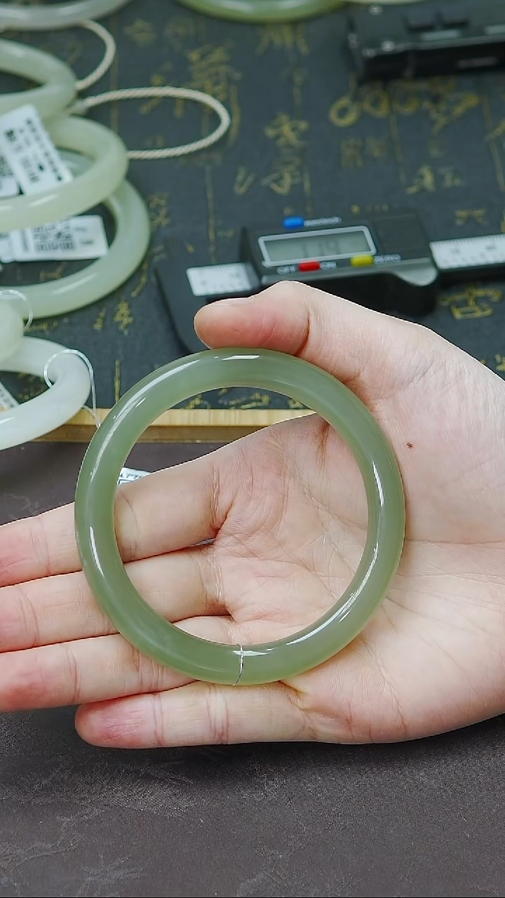未镶嵌手镯和田玉56-57圈口胖圆条高冰湖水绿
