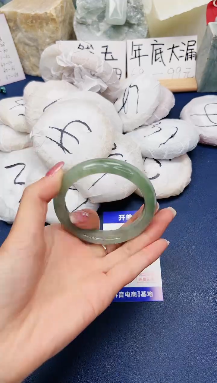 【闪购商品】石英质玉手镯未镶嵌230-天山翠55圈口