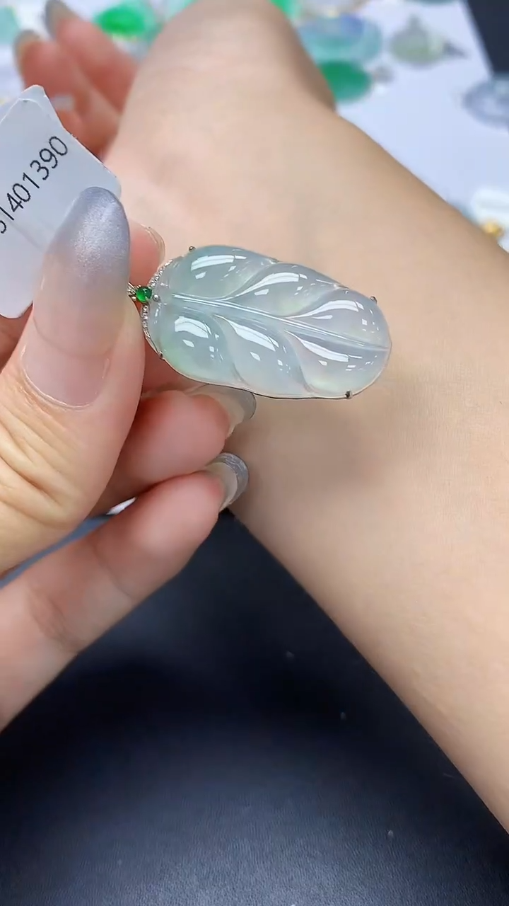 翡翠18K金镶嵌颈饰天然缅甸a货翡翠