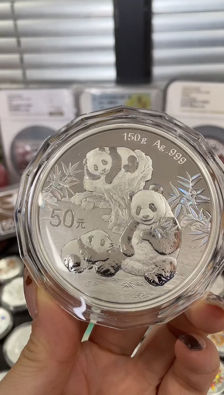 纯银2025熊猫银币150克原证盒微瑕