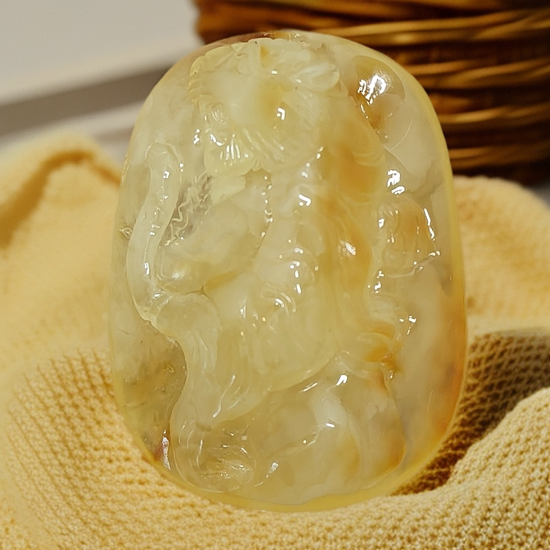 蜜蜡雕刻老虎俏色吊坠