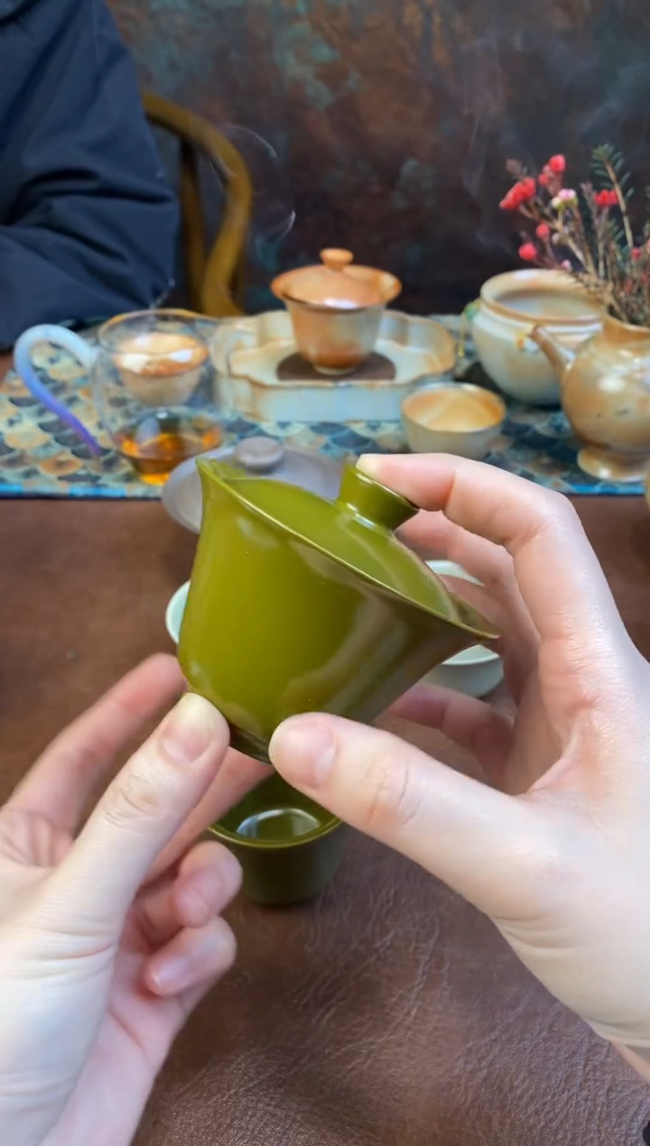 【闪购商品】茶叶末色····盖碗