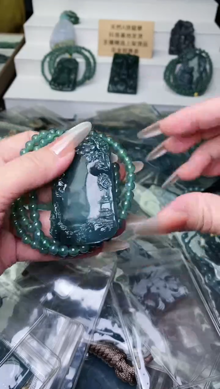 颈饰未镶嵌翡翠 