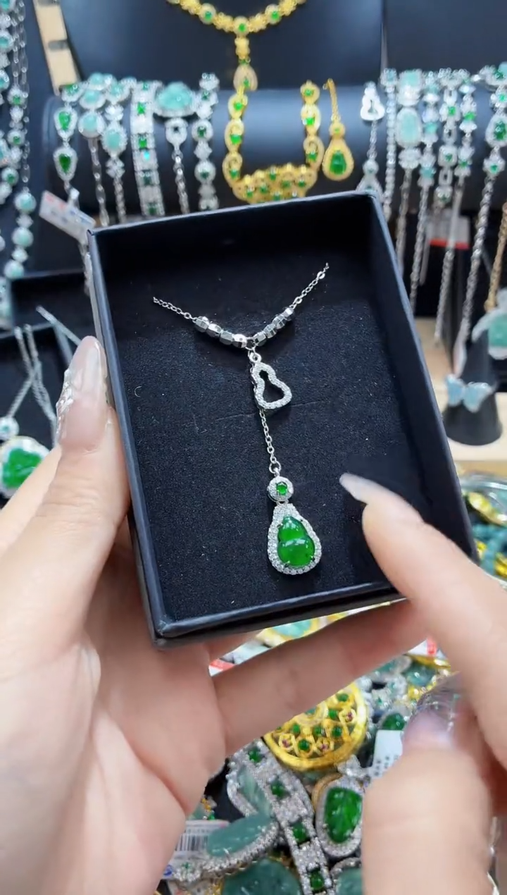 翡翠未镶嵌颈饰天然翡翠多样性发货发其一