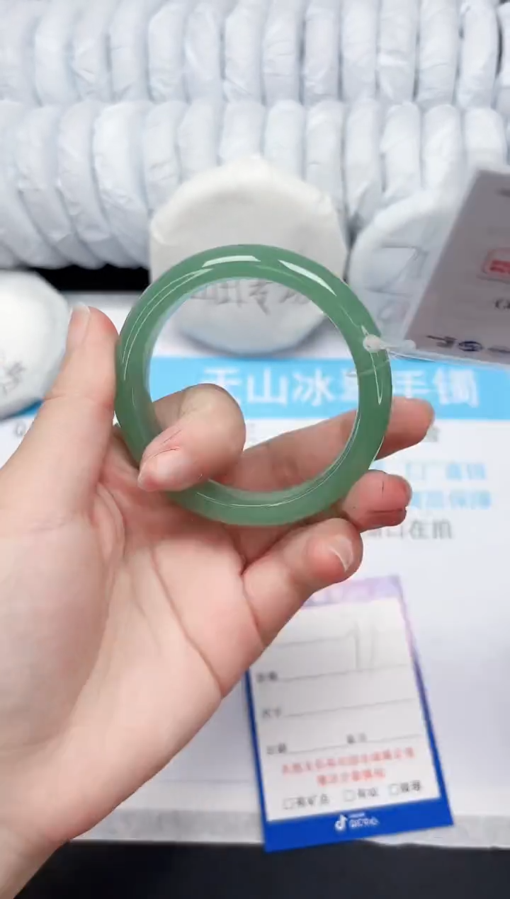 【闪购商品】石英质玉手镯未镶嵌399-55.1